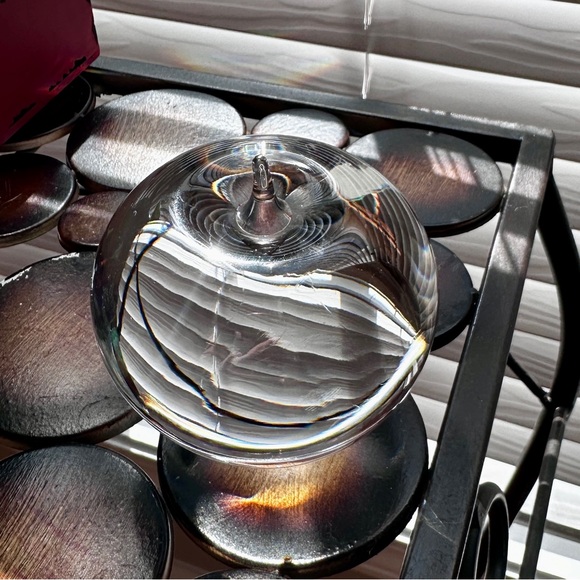 COPY - Tiffany & Co crystal apple paperweight, authentic and stamped on base. 1… - Picture 3 of 6